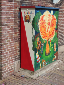 912918 Afbeelding van het door 'Kagiso Universalis' beschilderde elektriciteitskastje ter hoogte van de poort naast het ...